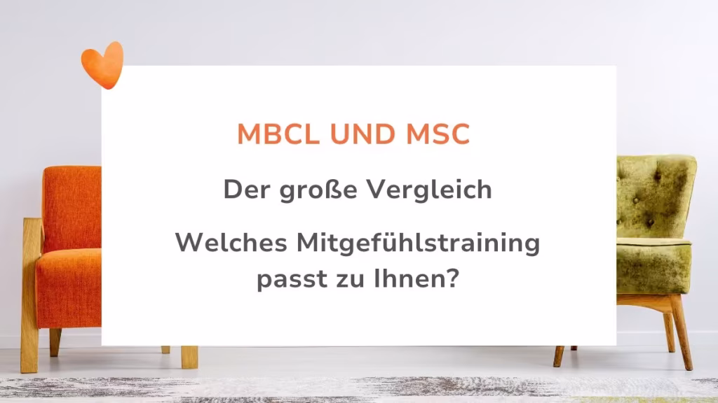 Zwei verschiedenfarbige, gemütliche Sessel in einem hellen Raum. Text-Overlay: MBCL und MSC - Der große Vergleich: Welches Mitgefühlstraining passt zu Ihnen?