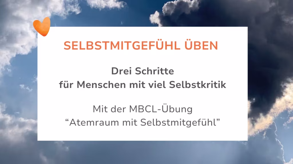 Selbstmitgefühl üben. Beitragsbild mit dunklen Wolken, hinter denen die Sonne zu sehen ist und einem Layover mit folgendem Text: Selbstmitgefühl üben. Drei Schritte für Menschen mit viel Selbstkritik. Mit der MBCL-Übung "Atemraum mit Selbstmitgefühl"