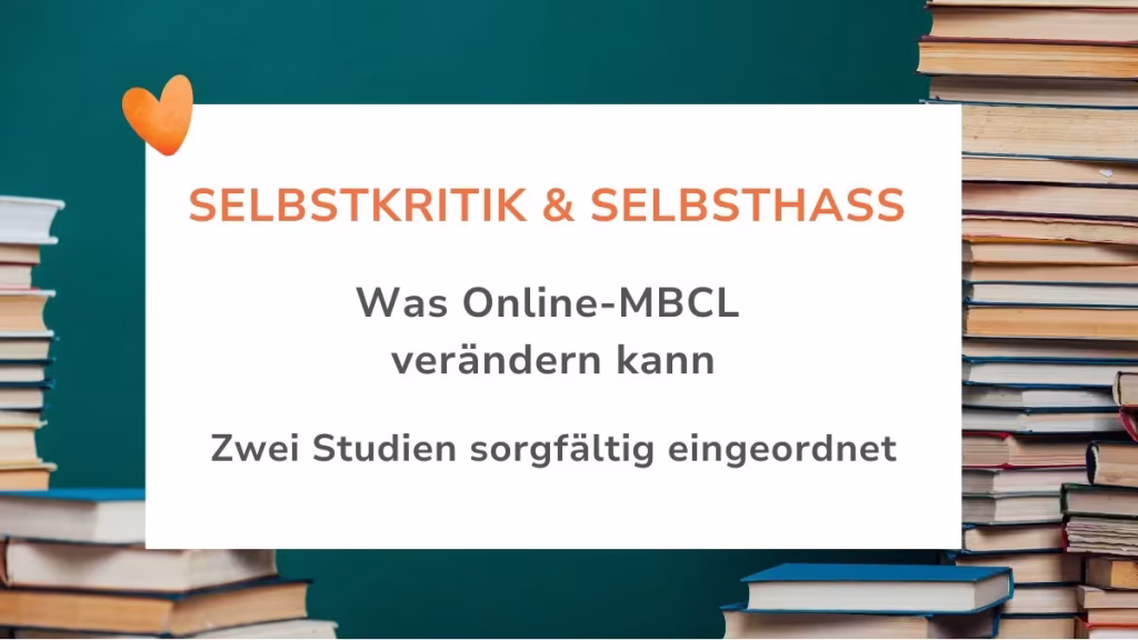 Selbstkritik und Selbsthass überwinden - wie Online-MBCL helfen kann - Foto mit Bücherstapeln und Text